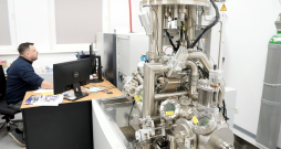 Latvijas Universitātes (LU) Cietvielu fizikas institūta projektu vadītājs Anatolijs Šarakovskis piedalās LU Cietvielu fizikas institūta rīkotajā mediju pasākumā, kurā demonstrē institūta tehnoloģijas un prototipus.