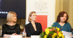"Latvijas Koncerti" valdes locekle Zanda Strumpe (no kreisās), kultūras ministre Agnese Lāce un Jāzepa Vītola Latvijas Mūzikas akadēmijas docētāja Ieva Rozenbaha piedalās preses konferencē, kurā paziņo "Lielās mūzikas balvas" nominantus.