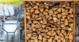 Brīvstāvoša malkas nojume,