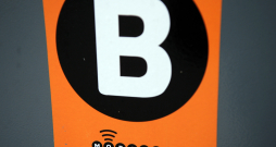 Autostāvvietu maksas automāts.