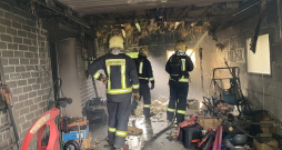 Redzami sadegušie griesti un konstrukcijas pēc bērnu elektromobiļa aizdegšanās.