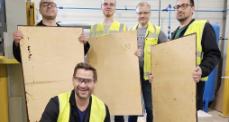 Viens no pagājušā gada novērtētajiem sasniegumiem – Koksnes ķīmijas institūta un "Latvijas Finiera" veikums. No finiera ražošanas blakusprodukta (bērza mizas) izstrādāta inovatīva tehnoloģija, kā ražot pilnībā dabisku saistvielu, ar ko pirmo reizi vēsturē bērza saplāksnim ir sasniegta 1. mitrumizturības klase. Pagājušā gada jūlijā autori raksta: "Saistviela sastāv no īpaša bērza tāss suberīnskābju un ligno ogļhidrātu maisījuma, kas pielāgots standarta saplākšņa ražošanas apstākļiem. Šis sasniegums ir īpaši nozīmīgs, jo: saistviela ir 100% dabiska; augsta mitrumizturība sasniegta reālā rūpniecisko saplākšņu presēšanas temperatūrā; viegli mērogojami presēšanas apstākļi; saistvielu ir iespējams uzklāt ar rūpniecisko klāšanas iekārtu; jau izgatavoti pirmie liela mēroga saplākšņa paraugi."