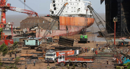 Alangas kuģu demontāžas centrs Indijā iepriekš bijis pazīstams kā milzīga piesārņošanas mašīna, kur svešas jebkādas darba drošības tradīcijas. Vai kas mainīsies tagad, kad Indija pievienojusies Honkongas konvencijai? Tālajā 2010. gadā Alangas pakalpojumus skandāla ēnā izmantojusi arī "Latvijas kuģniecība". (Attēlā – 2018. gads Alangas kuģu demontāžas centrā.)