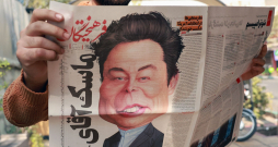 Vīrietis tur rokās Irānas laikraksta “Farhikhtegan” eksemplāru ar karikatūru, kurā attēlots Īlons Masks.
