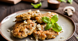 Zirņu miltu pankūkas ar sēņu pildījumu.