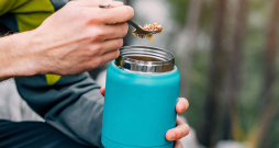 Lai saprastu, cik ietilpīgu termosu pirkt, jānovērtē ierastās pusdienu porcijas lielums (parasti 500–700 ml).