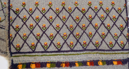 Šalle izšūta no veikalā pirkta auduma dēlam ap 1955. gadu (TNMM 26572).