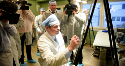 Rīgas Austrumu klīniskās universitātes stacionāra "Latvijas Onkoloģijas centrs" galvenais ārsts Andrejs Pčolkins simboliski paraksta līgumu par pārbūves darbu uzsākšanu.