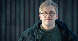 Valters Sīlis: "Jā, Liepājas teātra iestudējums savā ziņā ir mūsu laika portretējums, jo galvenokārt jau pasauli ap mums rada tie, kuru darbs ir strādāt ar citiem cilvēkiem."