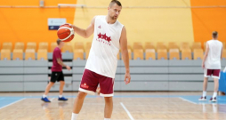 Mārtiņam Laksam tikai vienā no 16 sezonām profesionāļa karjerā tālmetienu precizitāte bijusi zem 40 procentiem, vēl vienā bija tuvu tam (39,2). Polijā viņa dotības novērtē, šī būs jau piektā sezona šajā valstī divos piegājienos.