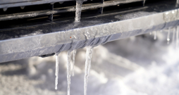 Sals. Lāstekas pie automašīnas.