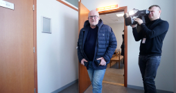 Apsūdzētais eksdeputāts Jānis Ādamsons pēc tiesas sēdes Rīgas apgabaltiesā, kurā viņam nolasīja spriedumu par spiegošanu Krievijas labā.