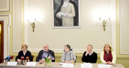 Kultūras žurnāliste Linda Kusiņa-Šulce (no kreisās), žurnālists un publicists Egils Zirnis, literatūrfilosofe un tulkotāja Ieva Kolmane, redaktors Arturs Hansons un Latvijas Okupācijas muzeja vadošā pētniece, sociolingviste Vineta Skujiņa piedalās akcijas "Gada vārds, nevārds un spārnotais teiciens" paziņošanas pasākumā Rīgas Latviešu biedrības namā.