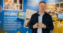 Iniciatīvas autori un domubiedri pulcējas uz izstādes “Tviterkonvojs” atklāšanu Rīgā.