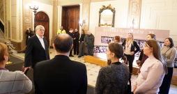 Augstākās padomes Aizsardzības un iekšlietu komisijas priekšsēdētājs Tālavs Jundzis (no kreisās) piedalās barikāžu 35.gadadienai veltītajā pasākumā Saeimas nama Lielajā vestibilā.