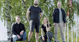 "Engycell" dibinātāji Kristiāns Karlsons (no kreisās), Jevgēnijs Zaremba, Egija Gailuma un Kristaps Vasiļjevs ir gandarīti par izstrādāto tehnoloģiju, kas palīdz efektīvi izmantot visu elektroenerģijas sadales tīkla kapacitāti.