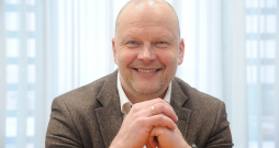 BTA Risku parakstīšanas departamenta direktors Oskars Zvejnieks: "Pēc skaļiem un nepatīkamiem notikumiem, kā vētra, plūdi vai nesenais gāzes sprādziens, sabiedrības izpratne par apdrošināšanas nepieciešamību palielinās, taču tas notiek tikai apmēram uz divām nedēļām. Tādu gadījumu, kad klienti paši izrāda interesi, uzrunā apdrošinātājus un sāk interesēties, kas cik maksā un kāda veida apdrošināšanu par šo naudu var iegūt, ir ļoti maz."