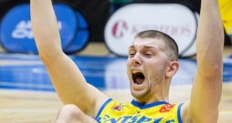 Pieredzējušais "Ventspils" kapteinis Artūrs Ausējs nupat trāpījis trakāko uzvaru nesošo metienu savā ilgajā karjerā. Viņš ir otrajā vietā Latvijas–Igaunijas līgā izpildīto tālmetienu skaita ziņā (vidēji spēlē 9,1), realizējot 36,4 procentus.