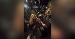 Ekrānuzņēmums no Doloresas apsveikuma video.