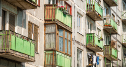 Padomju gados būvētas ēkas balkoni.