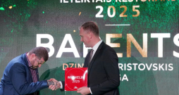 2024. gada 24. oktobrī Ekonomikas ministrs Viktors Valainis (no labās) pasniedza apliecinājumu par iekļaušanu 2025. gada "Michelin" ceļvedī restorāna "Barents" šefpavāram Dzintaram Kristovskim.