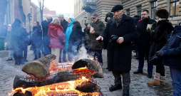 Barikāžu piemiņas ugunskurs pie Saeimas ēkas.