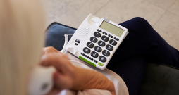 Krāpnieki seniores sazvanījuši viņu mājās pa stacionāro telefonu. Zvanītāji pielietojuši bieži izmantoto shēmu, kurā joprojām iekrīt daudzi cilvēki, proti, krāpnieki stāsta, ka sazvanītās personas meita vai dēls vai kāds cits tuvinieks izraisījis avāriju ar cietušajiem, un, lai izvairītos no kriminālatbildības, esot jāmaksā. Un daudzi vecie cilvēki tam notic...