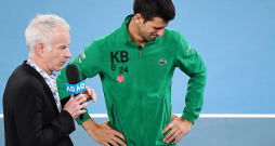 Džons Makinrojs (no kreisās) pēc spēles intervē Novaku Džokoviču. Abas tenisa zvaigznes savulaik ir iekūlušās pamatīgos skandālos Austrālijas atklātajā čempionātā.