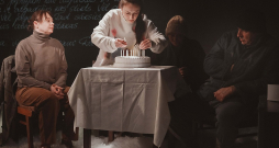 Nacionālā teātra izrādē "Egles stāsti" pieci aktieri izspēlē sešus Janas Egles sarakstītos stāstus, katrā stāstā attēlojot citu tēlu/lomu. Aktieri Daiga Kažociņa (no kreisās), Jana Ļisova, Lāsma Kugrēna un Juris Hiršs.