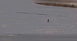 Vīrietis šķērso Daugavu.