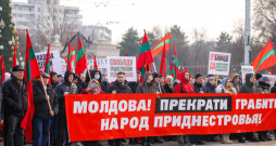 Piedņestras
iedzīvotāji piedalās demonstrācijā ar saukli “Moldova! Izbeidz aplaupīt Piedņestras tautu!”. Moldovas valdība gan cenšas pārliecināt Piedņestras iedzīvotājus, ka Moldovas paspārnē
viņu dzīve būtu daudz labāka. 
                                                