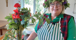 Anna Lazdāne ir Skrindu dzimtas muzeja vadītāja –
darbs ir viņas sirdslieta. Kad būs pienācis īstais laiks, viņa dosies pelnītā atpūtā, taču šobrīd ļoti labprāt turpina strādāt. Anna Lazdāne ir Skrindu dzimtas muzeja vadītāja –
darbs ir viņas sirdslieta. Kad būs pienācis īstais laiks, viņa dosies pelnītā atpūtā, taču šobrīd ļoti labprāt turpina strādāt.