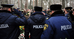 2011. gada 29. janvāris. Policijas darbinieki bēru ceremonijā atvadās no Jēkabpilī bruņotā uzbrukumā nošautā Viesītes iecirkņa vecākā inspektora Andra Znotiņa.