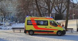 Reģionu slimnīcu pārstāvji rēķina, ka lokālo slimnīcu uzņemšanas nodaļās cilvēki ierodas paši – daudz vairāk par tiem, kurus atved Neatliekamās medicīniskās palīdzības dienesta mediķi. Reģionu slimnīcu pārstāvji rēķina, ka lokālo slimnīcu uzņemšanas nodaļās cilvēki ierodas paši – daudz vairāk par tiem, kurus atved Neatliekamās medicīniskās palīdzības dienesta mediķi.