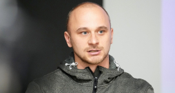 Emīlam Cipulim (attēlā) šī sezona ir ugunskristības Latvijas izlases galvenā trenera amatā, kurā viņš vasarā nomainīja pieredzējušo Sandi Prūsi. Emīlam Cipulim (attēlā) šī sezona ir ugunskristības Latvijas izlases galvenā trenera amatā, kurā viņš vasarā nomainīja pieredzējušo Sandi Prūsi.