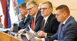 Rīgas domes (RD) priekšsēdētāja vietnieks pilsētas attīstības un Rīgas metropoles jautājumos Māris Sprindžuks (no kreisās), RD priekšsēdētāja vietnieks izglītības, kultūras, sporta un ģimeņu politikas jautājumos Vilnis Ķirsis, RD priekšsēdētājs Viesturs Kleinbergs un RD priekšsēdētāja vietnieks drošības, īpašumu, mājokļu un vides jautājumos Edvards Ratnieks piedalās domes sēdē, kurā lemj par Rīgas pašvaldības 2026. gada budžetu. Rīgas domes (RD) priekšsēdētāja vietnieks pilsētas attīstības un Rīgas metropoles jautājumos Māris Sprindžuks (no kreisās), RD priekšsēdētāja vietnieks izglītības, kultūras, sporta un ģimeņu politikas jautājumos Vilnis Ķirsis, RD priekšsēdētājs Viesturs Kleinbergs un RD priekšsēdētāja vietnieks drošības, īpašumu, mājokļu un vides jautājumos Edvards Ratnieks piedalās domes sēdē, kurā lemj par Rīgas pašvaldības 2026. gada budžetu.