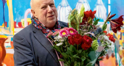 Mākslinieks Aleksejs Naumovs izstādes atklāšanā 2024. gadā. 