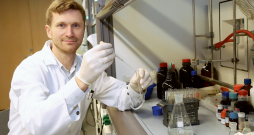 Kristaps Jaudzems ar kolēģiem Latvijas Organiskās sintēzes institūtā veido molekulas, kas ir tādas pašas, kā Alcheimera slimības
skartās molekulas cilvēka organismā.