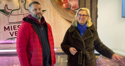 Lielvārdes gaļas veikalā saimnieko Ojārs Savins, kurā daļa produkcijas tiek piegādāta no viņa mammas Brigitas Savinas bioloģiskās zemnieku saimniecības “Kalvāni”. 