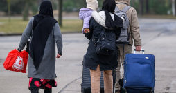 Migrācijas pakts paredz, ka Latvijai kaut kad būs pienākums vai nu uzņemt daļu migrantu no citām Eiropas Savienības valstīm, vai arī maksāt vairāk nekā divus miljonus eiro ik gadu. Taču jau šogad tiešas sekas no šī pakta Latvija, visticamāk, vēl nejutīs. Attēlā: migranti pamet Brandenburgas (Vācija) Centrālās imigrācijas pārvaldes telpas. Migrācijas pakts paredz, ka Latvijai kaut kad būs pienākums vai nu uzņemt daļu migrantu no citām Eiropas Savienības valstīm, vai arī maksāt vairāk nekā divus miljonus eiro ik gadu. Taču jau šogad tiešas sekas no šī pakta Latvija, visticamāk, vēl nejutīs. Attēlā: migranti pamet Brandenburgas (Vācija) Centrālās imigrācijas pārvaldes telpas.