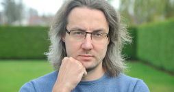 Uzticēdamies īrniekam, jūrmalnieks Kārlis Blūmentāls nokļuvis neapskaužamā situācijā – viņa īpašumā bez saimnieka piekrišanas reģistrētas vairākas firmas, kas mudinājis VID dzīvokli iekļaut melnajā sarakstā. No sava lēmuma VID neatkāpjas.