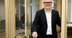 "Cerams, ka mūsu ekonomika attīstīsies un kļūsim turīgāki. Līdz ar to māju īpašnieki izvēlēsies apkuri, kur pašam daudz nav jādara. Pēc šīs loģikas vietējam brikešu un malkas patēriņam vajadzētu mazināties, bet granulām – kāpt. Taču malka un briketes arī nekad nepazudīs – vienmēr būs kāda pirts, kamīni un citas kurtuves, jo cilvēkam patīk redzēt dzīvu liesmu. Ja vien atkal neparādīsies kāds muļķīgs likums, kas to centīsies aizliegt," domā Didzis Palejs, biedrības "Latvijas biomasas asociācija "LATbio"" valdes priekšsēdētājs un SIA "Timbro" pārdošanas direktors.