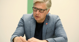 "Pierobežas pašvaldībām ir nepieciešamas mērķētas kompensācijas, nevis tikai saukļi. Savukārt lauksaimniekiem austrumu flangā beidzot ir jāsaņem godīga attieksme, pārtraucot gadiem ilgušo nevienlīdzību," uzsver Eiropas Parlamenta deputāts un ES 2027. gada budžeta galvenais ziņotājs Nils Ušakovs. "Pierobežas pašvaldībām ir nepieciešamas mērķētas kompensācijas, nevis tikai saukļi. Savukārt lauksaimniekiem austrumu flangā beidzot ir jāsaņem godīga attieksme, pārtraucot gadiem ilgušo nevienlīdzību," uzsver Eiropas Parlamenta deputāts un ES 2027. gada budžeta galvenais ziņotājs Nils Ušakovs.