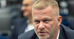 "Esmu gandarīts, ka faktiski visas politiskās grupas atbalstīja dronu ziņojumu, kura izstrādei veltīju teju gadu," pēc vakar apstiprinātās pretdronu stratēģijas atzina ziņojuma autors, Eiropas Parlamenta deputāts Reinis Pozņaks. "Esmu gandarīts, ka faktiski visas politiskās grupas atbalstīja dronu ziņojumu, kura izstrādei veltīju teju gadu," pēc vakar apstiprinātās pretdronu stratēģijas atzina ziņojuma autors, Eiropas Parlamenta deputāts Reinis Pozņaks.