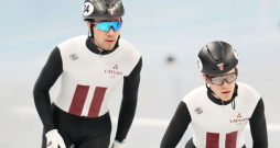 Šorttrekisti Reinis Bērziņš (no labās) un Roberts Krūzbergs Milānā startēs savās otrajās olimpiskajās spēlēs.