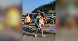 Maratona dalībnieks ar zīdaini.