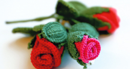 Tamborētas rozīšu piespraudes. Tamborētas rozīšu piespraudes.