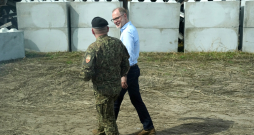 Zemessardzes ceturtās brigādes komandieris pulkvežleitnants Andris Rieksts (no kreisās) un aizsardzības ministrs Andris Sprūds pie Kārsavas dzelzceļa stacijas, kur izveidots inženiertehniskais parks pretmobilitātes šķēršļu uzkrāšanai.