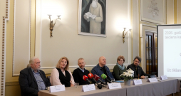 Žurnālists un publicists Egils Zirnis (no kreisās), Latvijas Okupācijas muzeja vadošā pētniece, sociolingviste Vineta Skujiņa, grāmatu redaktors un korektors Arturs Hansons, komunikācijas praktiķis Pēteris Pūrītis, izdevniecības "Latvijas Mediji" orģinālliteratūras redaktore un kultūras žurnāliste Linda Kusiņa-Šulce un tulkotājs un Rīgas Latviešu biedrības Latviešu valodas attīstības kopas vadītājs Uģis Nastevičs piedalās 2025. gada vārda, nevārda un spārnotā teiciena paziņošanas pasākumā Rīgas Latviešu biedrības namā.