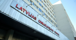Amatpersonas vērš uzmanību – pateicoties tam, ka palielinās finansējums gan ārstniecībai, gan onkoloģisko pacientu medikamentiem, kā arī uzlabotas diagnostikas iespējas, slimības tiek atklātas agrīnākās stadijās. Tam esot arī loģiskas sekas – veselības aprūpes sistēmā ienāk vairāk pacientu agrīnās slimības stadijās.